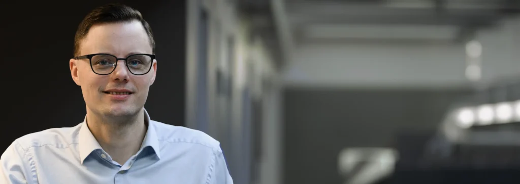 Bild på man i kontorsmiljö